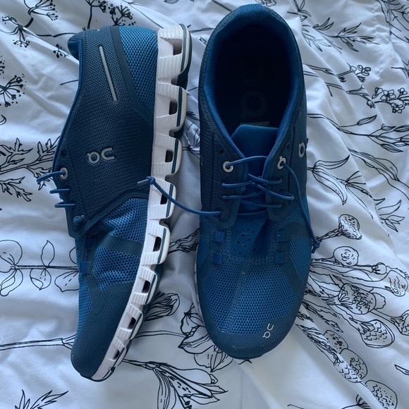 On Running cloud shows (men’s 9, women’s 10.5) - Picture 1 of 5